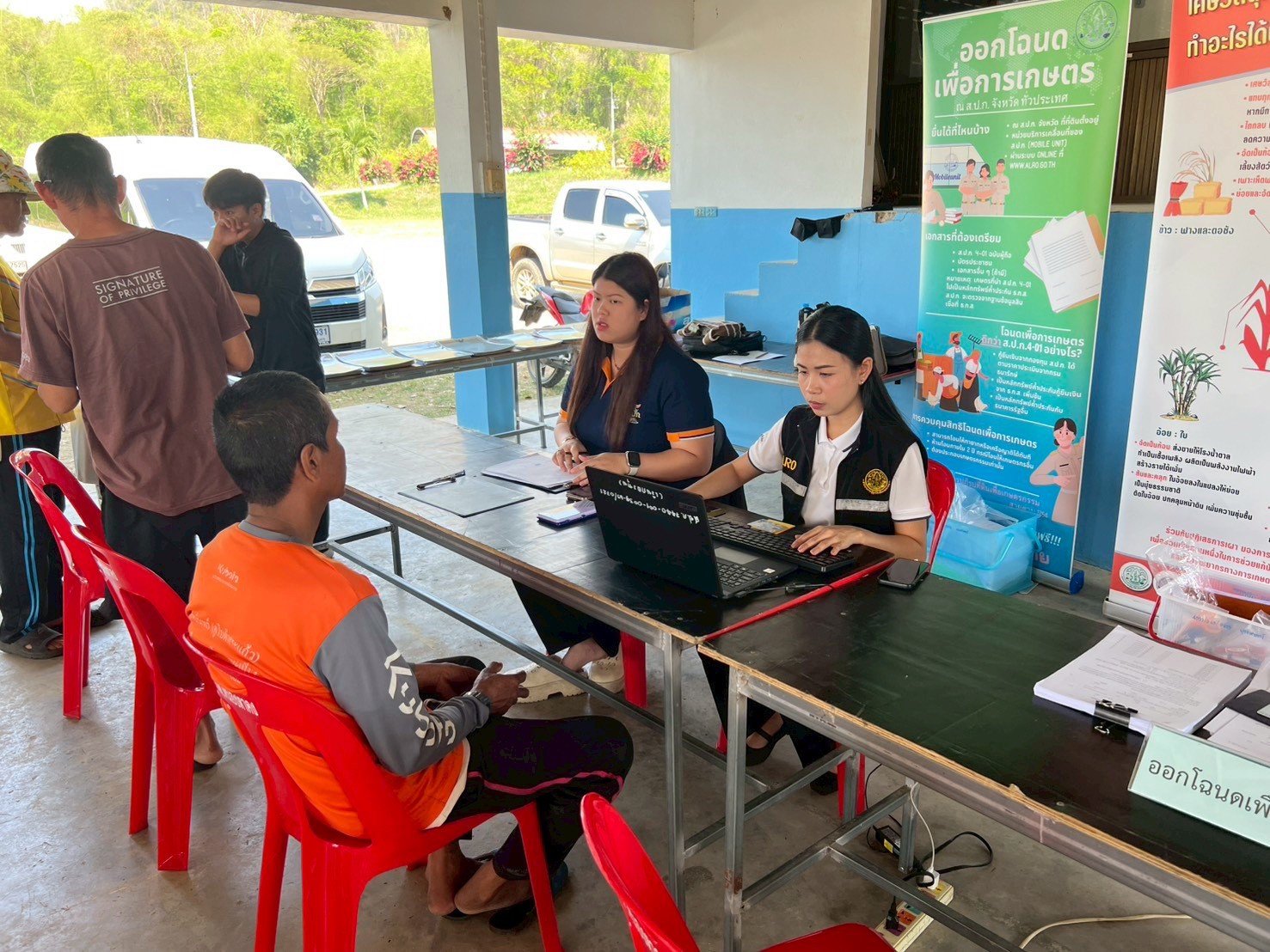 title - ส.ป.ก.จันทบุรี ออกศูนย์บริการเคลื่อนที่รับยื่นคำขอออกโฉนดเพื่อการเกษตรและมอบโฉนดเพื่อการเกษตรให้แก่เกษตรกร ภายใต้โครงการจัดที่ดินเพื่อเกษตรกรรม กิจกรรมปรับปรุงหนังสืออนุญาตให้เข้าทำประโยชน์ในเขตปฏิรูปที่ดิน (ส.ป.ก.4-01) เป็นโฉนดเพื่อการเกษตร ประจำปีงบประมาณ พ.ศ. 2569 